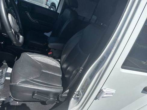 Used 2018 Jeep Wrangler Unlimited Sahara AWD/4WD image 13