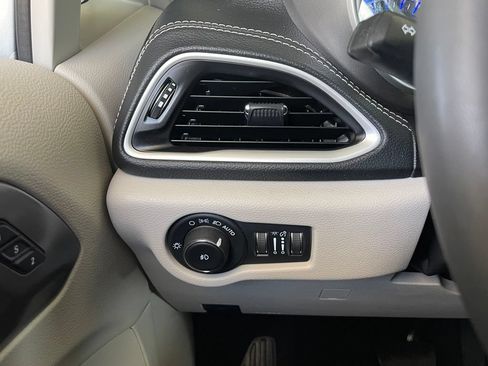Used 2023 Chrysler Pacifica Touring-L FWD image 24