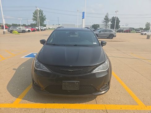 Used 2019 Chrysler Pacifica Limited w/ Advanced Safetytec Group FWD image 3