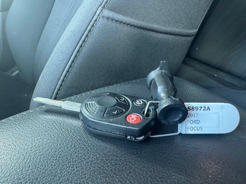 Used 2017 Ford Focus SE FWD image 3