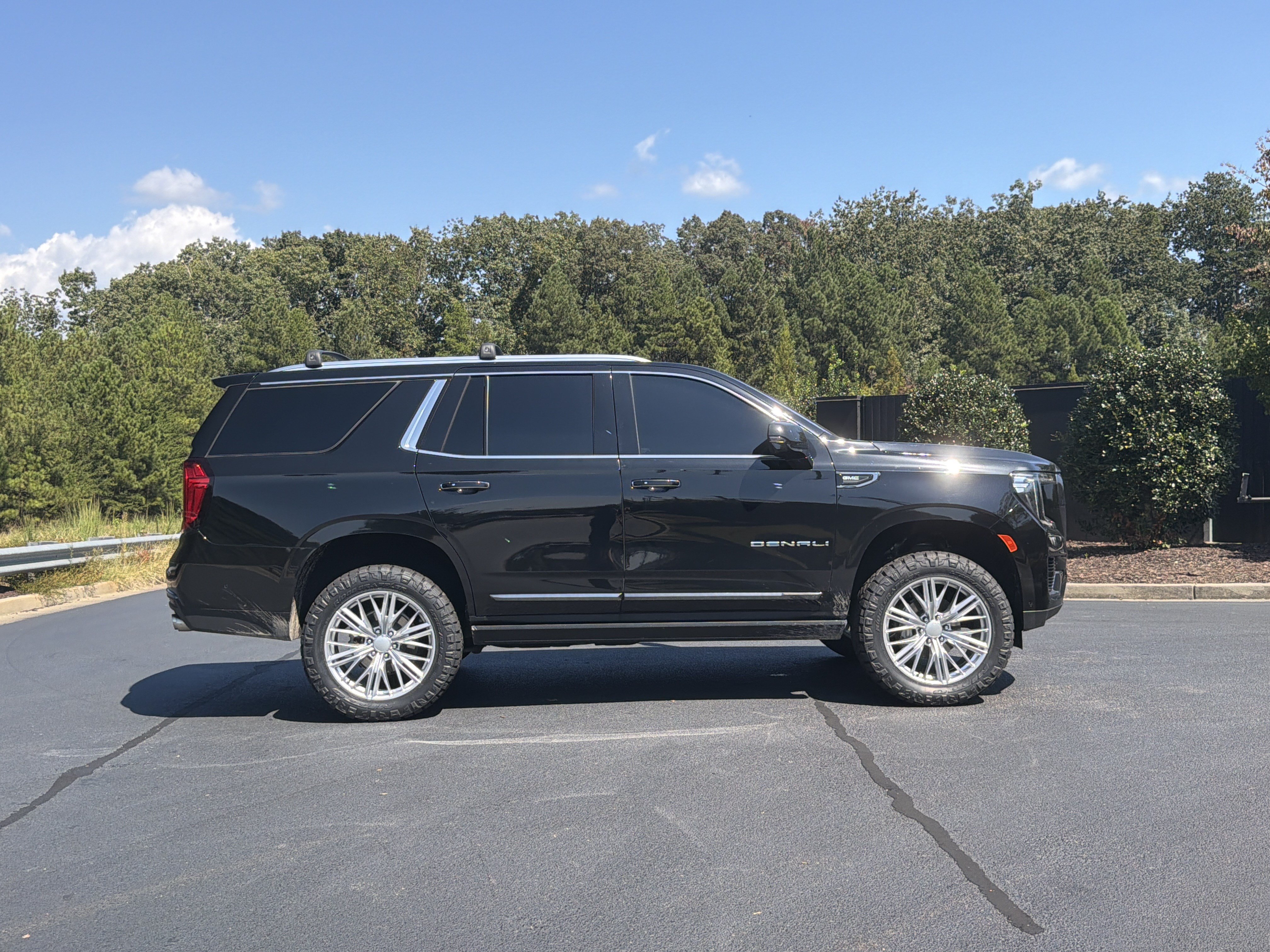 Used 2023 GMC Yukon Denali Ultimate w/ LPO, Floor Liner Package AWD/4WD image 6