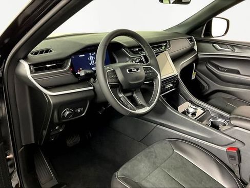 New 2025 Jeep Grand Cherokee Altitude image 8