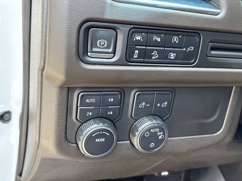 Used 2022 Chevrolet Tahoe Z71 w/ Luxury Package AWD/4WD image 28