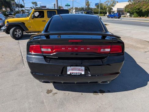 Used 2013 Dodge Charger SE image 6