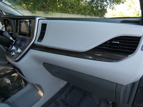 Used 2017 Toyota Sienna XLE image 33
