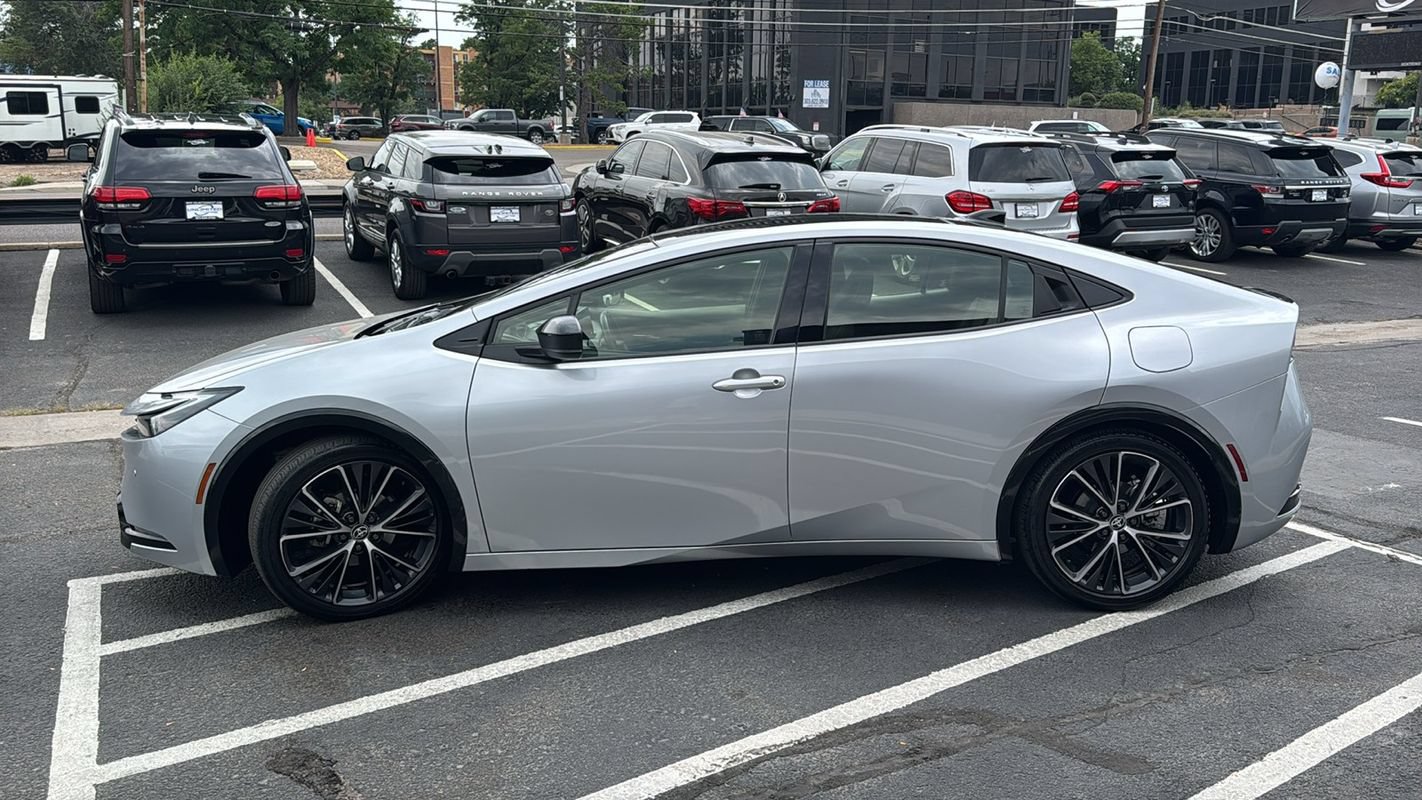 Used 2024 Toyota Prius XLE FWD image 6