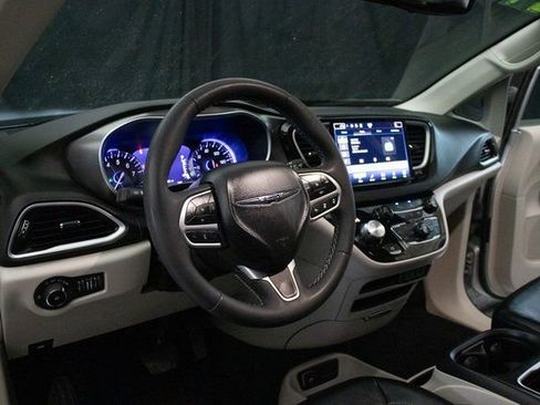 Used 2024 Chrysler Pacifica Touring-L FWD image 26