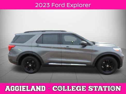 Used 2023 Ford Explorer XLT RWD image 2