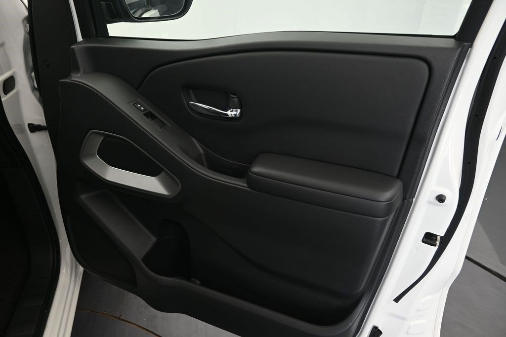 Used 2025 Nissan Frontier SV RWD image 13