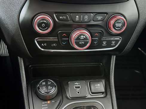 Used 2021 Jeep Cherokee Trailhawk image 15