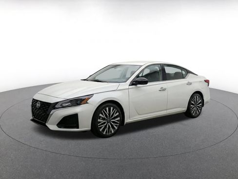 Used 2025 Nissan Altima 2.5 SV FWD image 3