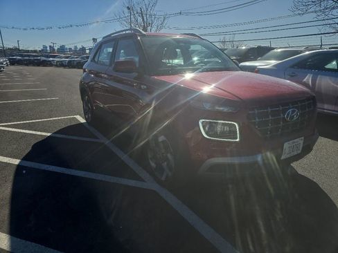 Used 2025 Hyundai Venue Limited FWD image 3
