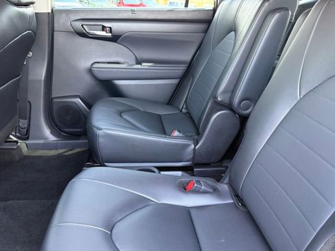 Used 2025 Toyota Highlander XLE FWD image 26