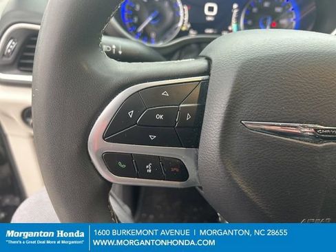 Used 2024 Chrysler Pacifica Touring-L image 18
