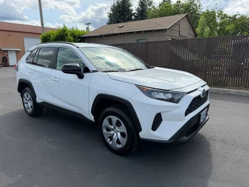 Used 2019 Toyota RAV4 LE FWD image 3