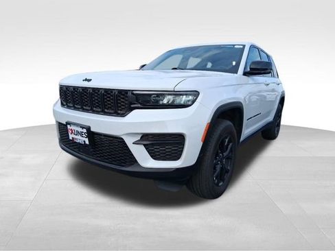 Used 2025 Jeep Grand Cherokee Altitude AWD/4WD image 4