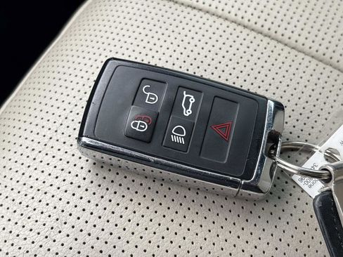 Used 2018 Land Rover Discovery SE image 35