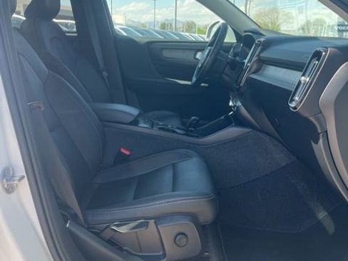 Used 2025 Volvo XC40 B5 Core w/ Climate Package image 30
