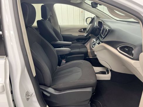 Used 2023 Chrysler Voyager LX FWD image 21