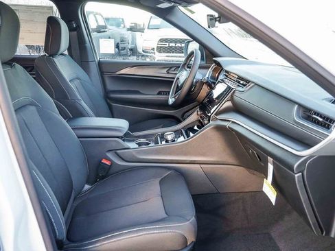 New 2025 Jeep Grand Cherokee Laredo image 17