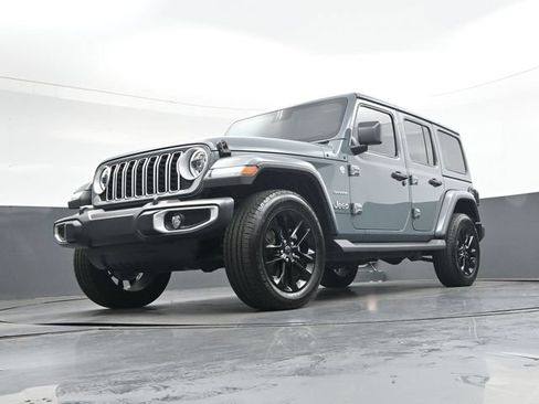 Used 2024 Jeep Wrangler Unlimited Sahara w/ Technology Group AWD/4WD image 36