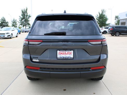 Used 2023 Jeep Grand Cherokee Altitude AWD/4WD image 5