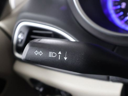 Used 2023 Chrysler Pacifica Touring-L image 39