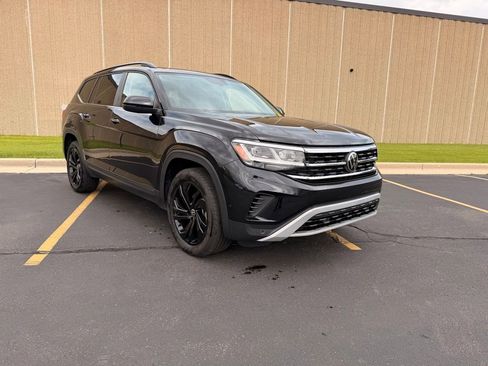 Used 2023 Volkswagen Atlas SE w/ Panoramic Sunroof Package FWD image 2