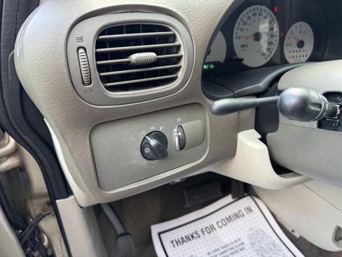 Used 2005 Chrysler Town & Country FWD image 41