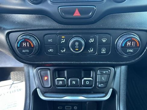 Used 2020 GMC Terrain SLE w/ Driver Convenience Package image 24