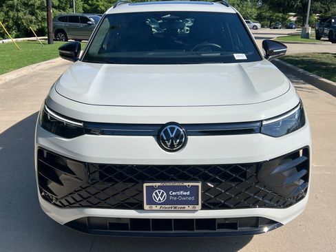 Used 2025 Volkswagen Tiguan SE R-Line AWD/4WD image 3