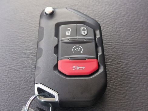 Used 2025 Jeep Wrangler Unlimited Sahara image 32