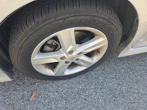 Used 2012 Toyota Camry SE w/ Leather Pkg FWD image 9