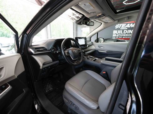 Used 2021 Toyota Sienna XLE FWD image 8
