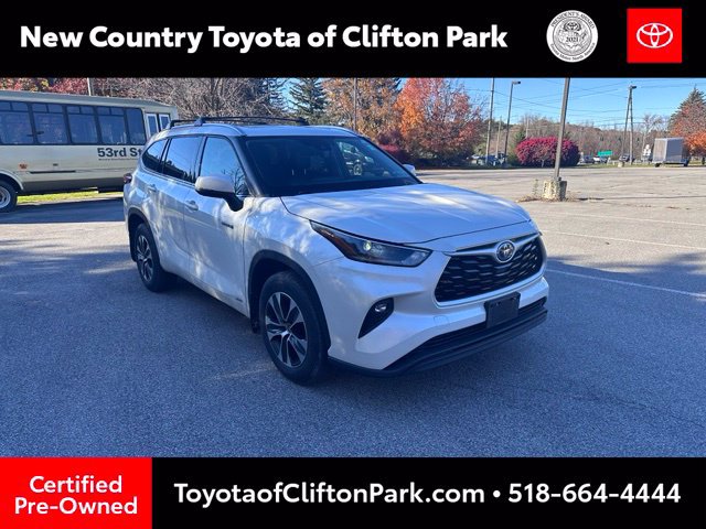 Used 2021 Toyota Highlander XLE AWD/4WD image 1