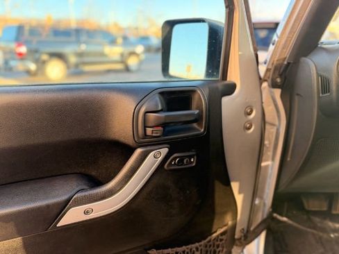 Used 2018 Jeep Wrangler Unlimited Sahara AWD/4WD image 13