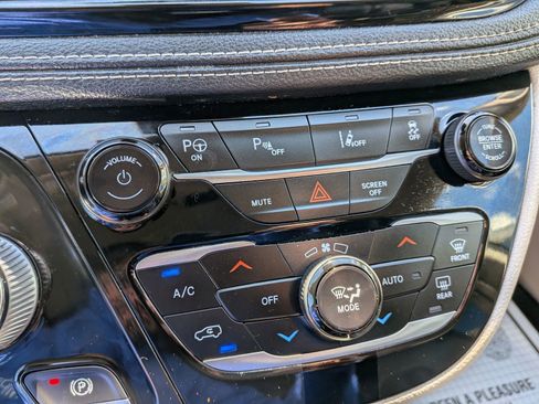 Used 2022 Chrysler Pacifica Touring-L w/ Uconnect Theater Family Group FWD image 74