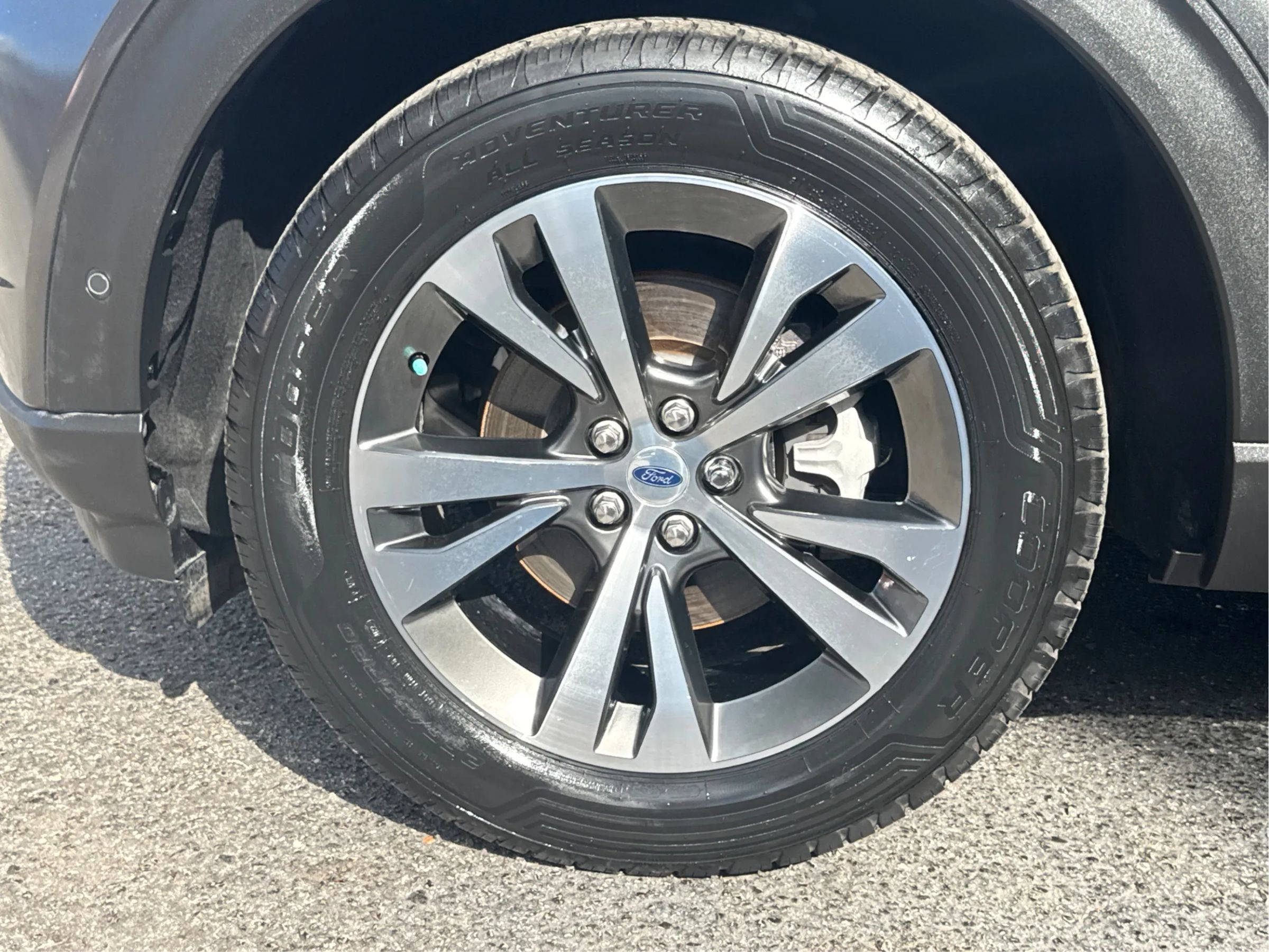 Used 2020 Ford Explorer Platinum w/ Premium Technology Package AWD/4WD image 32