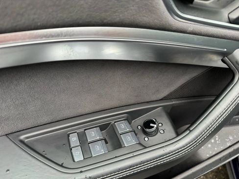 Used 2022 Audi e-tron S Premium Plus image 38