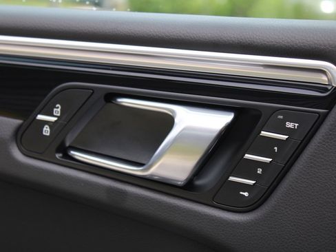 Certified 2025 Porsche Macan image 18