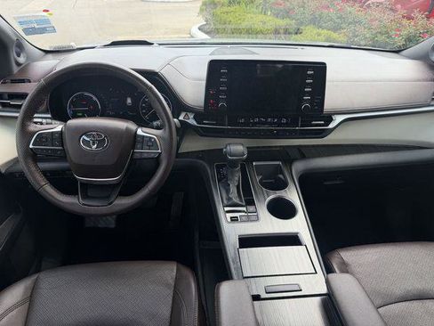 Certified 2024 Toyota Sienna Platinum FWD image 9