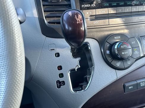 Used 2013 Toyota Sienna XLE image 17