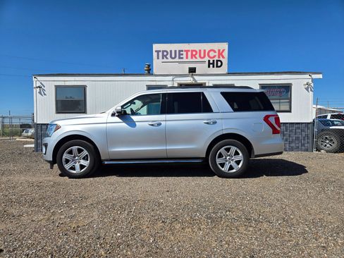 Used 2018 Ford Expedition XLT w/ Equipment Group 202A AWD/4WD image 2