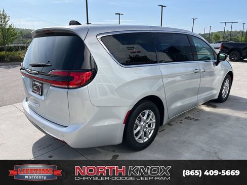 Used 2024 Chrysler Pacifica Touring-L FWD image 18