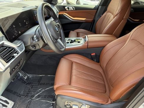 Used 2025 BMW X7 M60i w/ Climate Comfort Package image 20