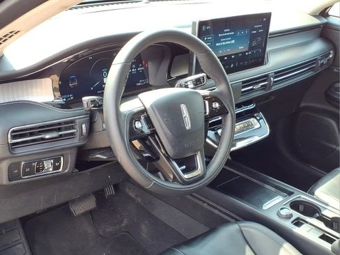 Used 2023 Lincoln Corsair AWD image 3