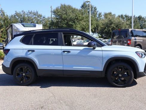 New 2026 Volkswagen Taos SE image 8