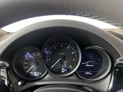 Certified 2025 Porsche Macan image 31