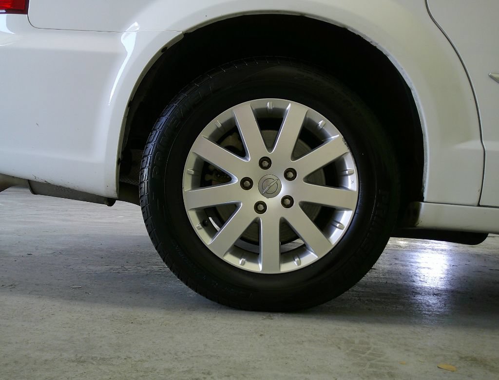 Used 2014 Chrysler Town & Country Touring FWD image 13