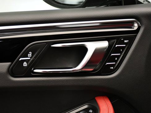 Used 2025 Porsche Macan Turbo image 36